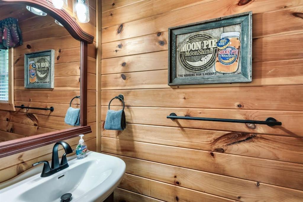 A Top Notch Lodge~Gatlinburg Exterior photo